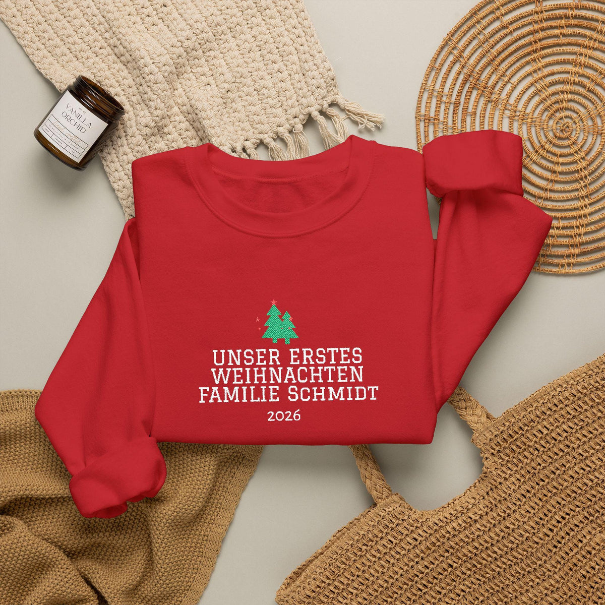 Personalisierter Weihnachtspullover mit Familienname & Jahr | Bestickter Unisex Sweater | Familienoutfit Partnerlook Tannenbäume Geschenk