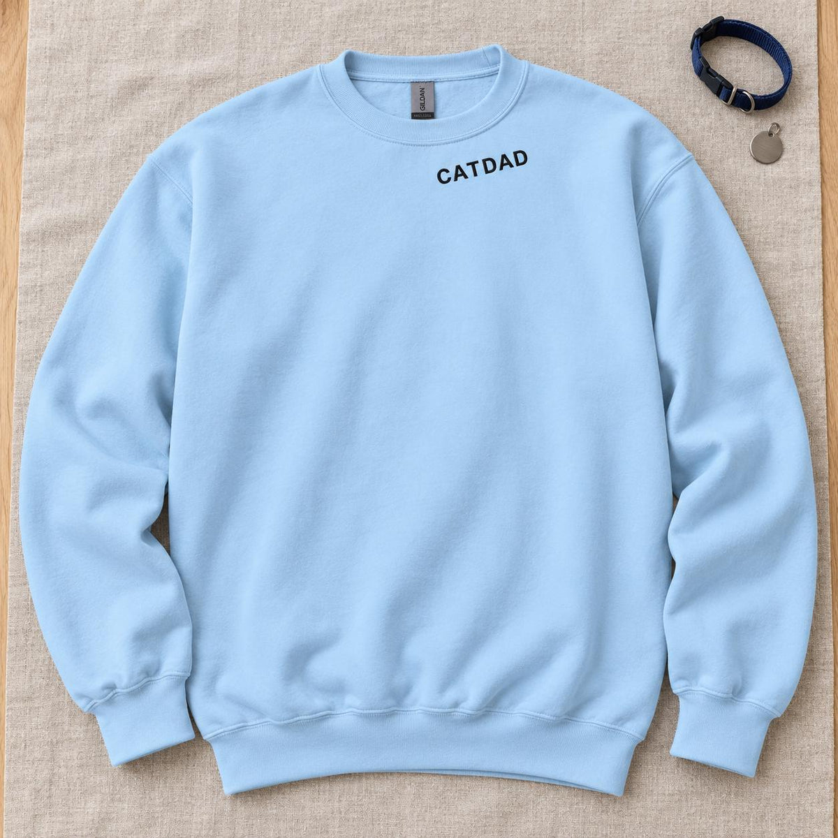 Cat Dad Sweatshirt bestickt – Unisex Pullover mit kleinem Halsstick, Geschenk für Katzenpapa und Katzenfreund Haustierbesitzer Hundenamen