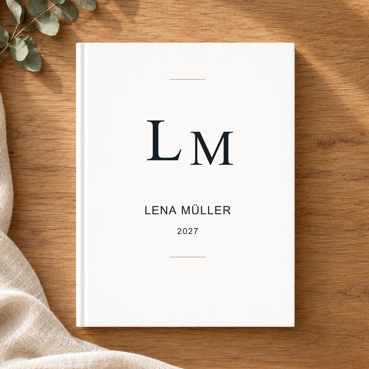 Terminplaner 2027 personalisiert mit Namen – Botanik & Monogramm, A5 Hardcover für Büro und Alltag, Modernes Weihnachtsgeschenk für Freundin