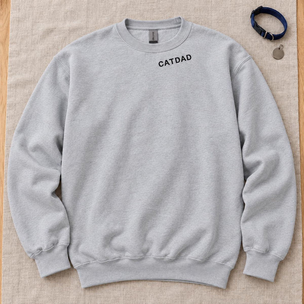Cat Dad Sweatshirt bestickt – Unisex Pullover mit kleinem Halsstick, Geschenk für Katzenpapa und Katzenfreund Haustierbesitzer Hundenamen