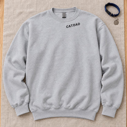 Cat Dad Sweatshirt bestickt – Unisex Pullover mit kleinem Halsstick, Geschenk für Katzenpapa und Katzenfreund Haustierbesitzer Hundenamen