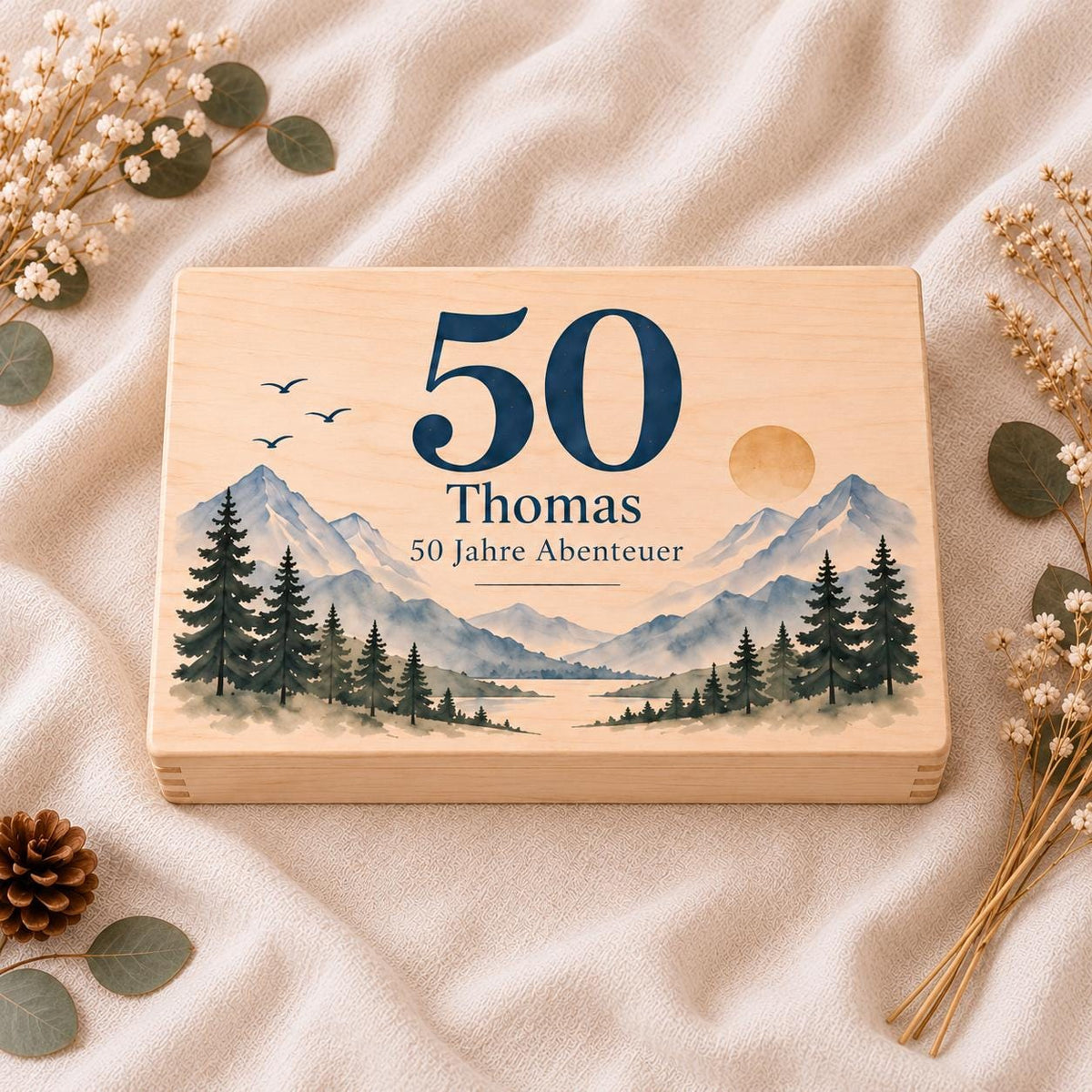 50. Geburtstag Erinnerungskiste personalisiert mit Namen | Holzbox Geschenk für Männer und Frauen | Berge, Wald und See | Geldgeschenk