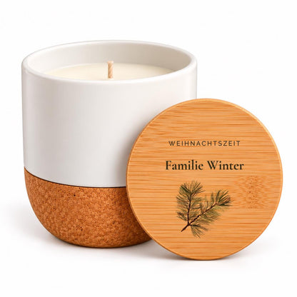 Personalisierte Duftkerze zu Weihnachten | Familienname + Tannenzweig | Weihnachtsgeschenk für Familie | Vanille, Keramik mit Bambusdeckel