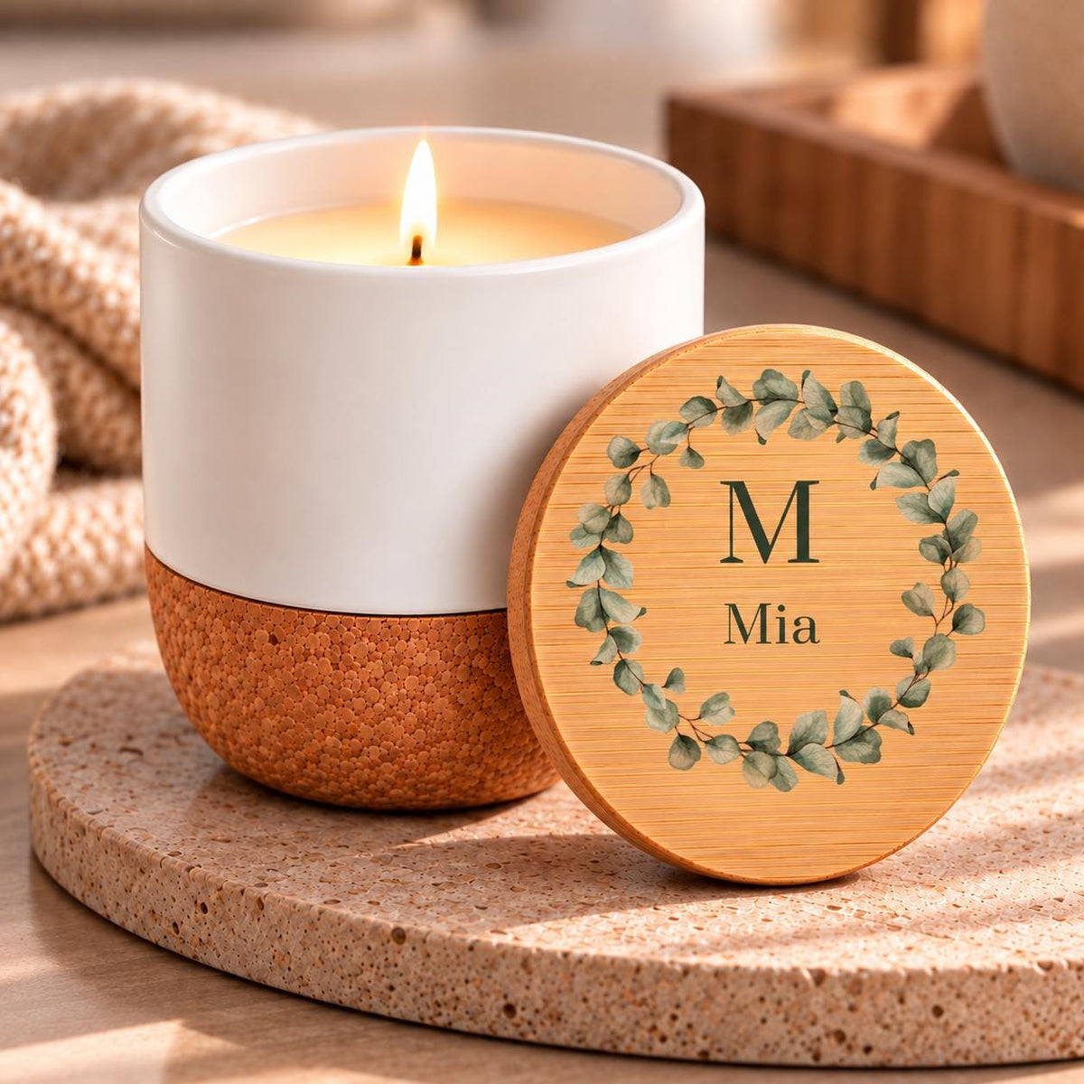 Personalisierte Duftkerze mit Monogramm + Namen | Geburtstagsgeschenk für Freundin | Eukalyptuskranz, Vanille, Keramik mit Bambusdeckel