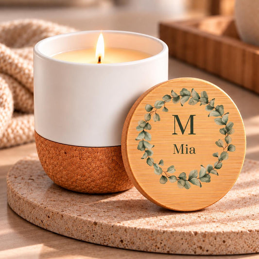 Personalisierte Duftkerze mit Monogramm + Namen | Geburtstagsgeschenk für Freundin | Eukalyptuskranz, Vanille, Keramik mit Bambusdeckel