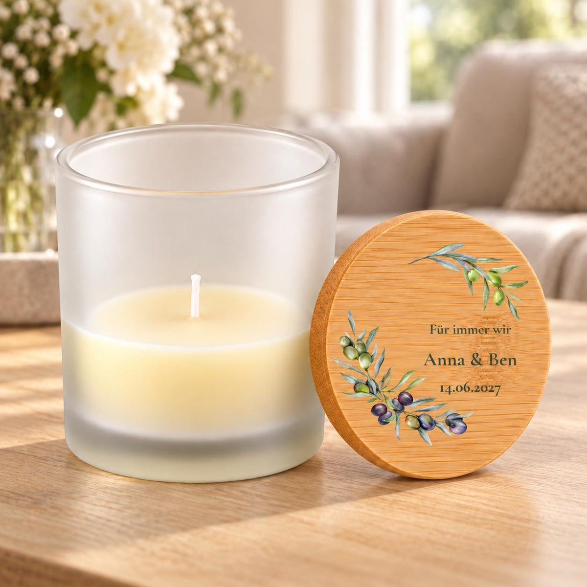 Hochzeit Duftkerze personalisiert mit Namen & Datum | Geschenk für Brautpaar zur Trauung | Olivenzweige, Vanille im Glas mit Bambusdeckel