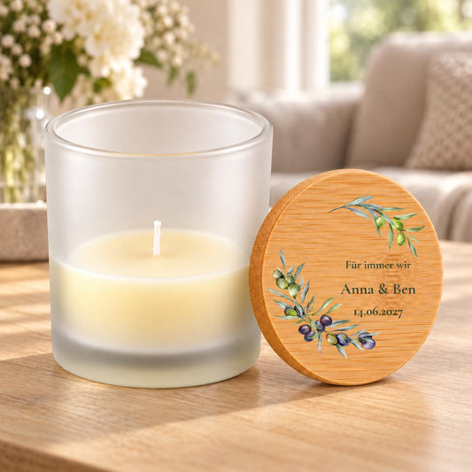 Hochzeit Duftkerze personalisiert mit Namen & Datum | Geschenk für Brautpaar zur Trauung | Olivenzweige, Vanille im Glas mit Bambusdeckel