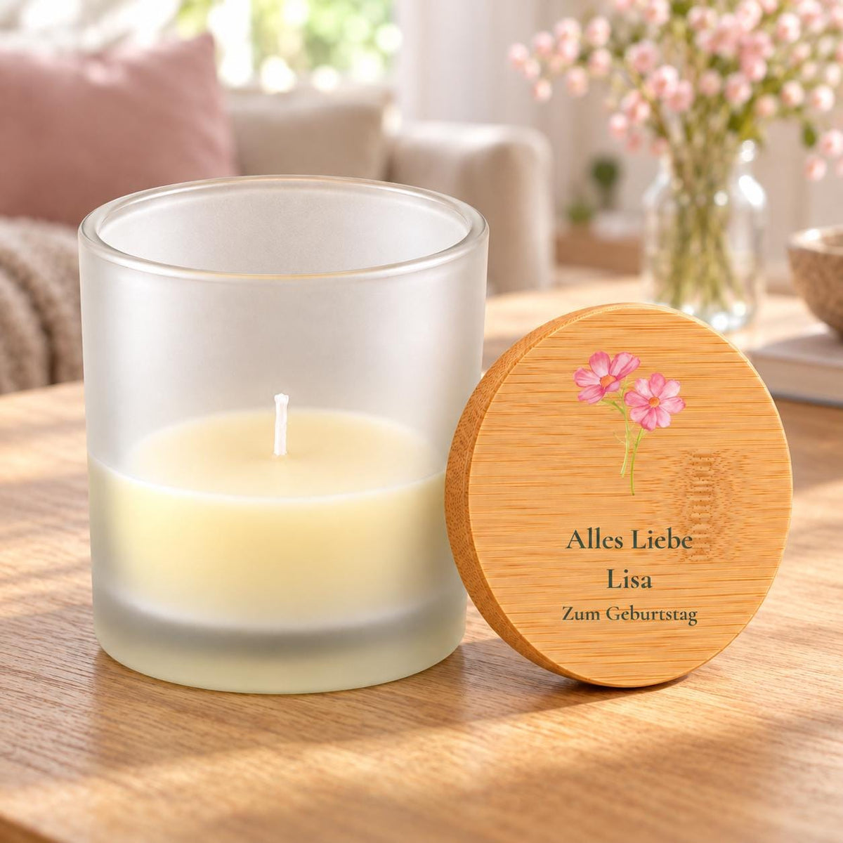 Geburtstag Duftkerze personalisiert mit Name | Geschenk für Freundin & Schwester | Blumen, Vanille im Glas mit Bambusdeckel, Alles Liebe