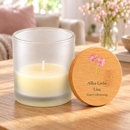 Geburtstag Duftkerze personalisiert mit Name | Geschenk für Freundin & Schwester | Blumen, Vanille im Glas mit Bambusdeckel, Alles Liebe