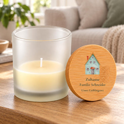 Einzug Duftkerze personalisiert mit Familienname | Einweihungsgeschenk für neues Zuhause | Hausmotiv, Vanille im Glas mit Bambusdeckel