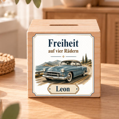 Führerscheinkasse aus Holz mit Name | Retro Auto Motiv | Geldgeschenk für Jugendliche | Spardose für Fahrstunden und erstes Auto
