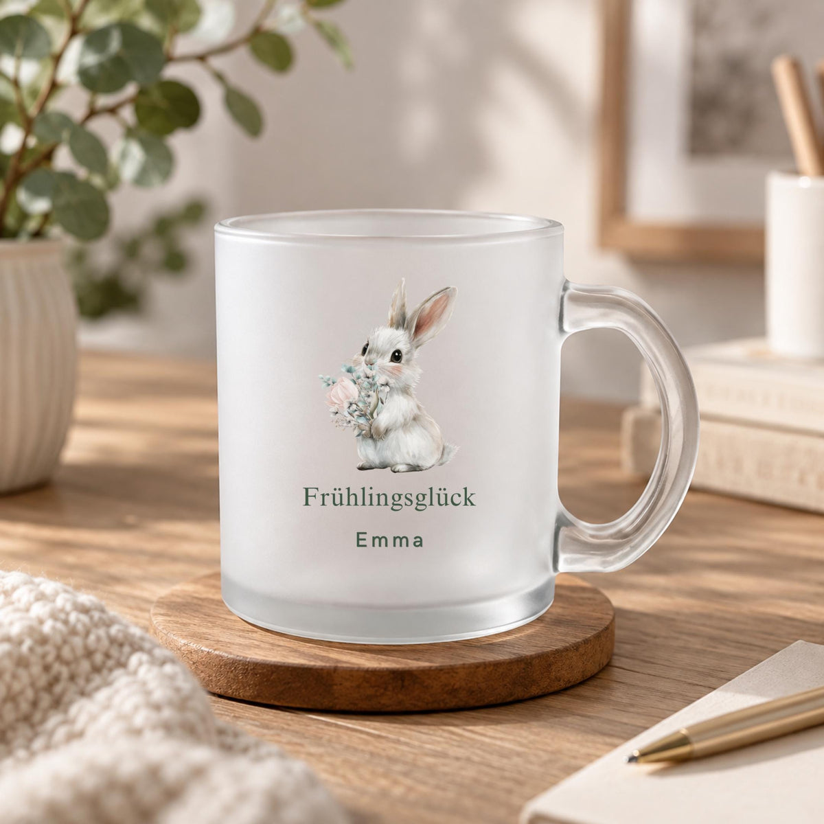 Glastasse personalisiert Frühlingsglück mit Namen, Hase und Blumen Aquarell, satiniert 300 ml, Ostergeschenk Freundin Geburtstag niedlich
