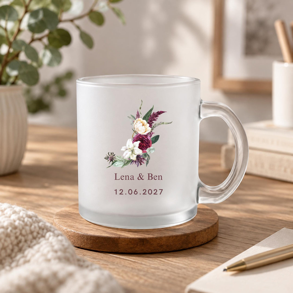 Glastasse personalisiert Hochzeit mit Namen und Datum, Blumen Bordeaux Creme, satiniert 300 ml, Geschenk Brautpaar, Jahrestag Valentinstag