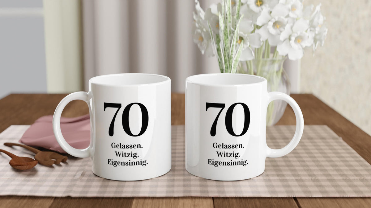 70 Geburtstag Tasse | Gelassen. Witzig. Eigensinnig. | Lustiges Geschenk Siebzigster | Personalisierbar Keramik Kaffeebecher Wunschalter