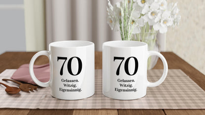70 Geburtstag Tasse | Gelassen. Witzig. Eigensinnig. | Lustiges Geschenk Siebzigster | Personalisierbar Keramik Kaffeebecher Wunschalter