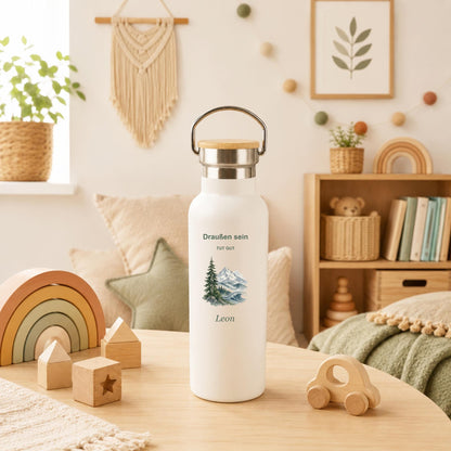 Personalisierte Thermoflasche mit Namen | Draußen sein tut gut | Geschenk für Naturfreunde & Wanderer zum Geburtstag | Bambusdeckel, 490 ml