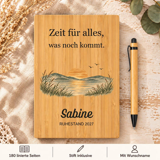 Ruhestand Geschenk personalisiert – Bambus-Notizbuch mit Namen, Rentenjahr und Stift zum Abschied von Kollegen