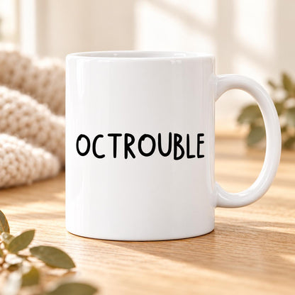 OCTROUBLE Tasse | Lustiger Oktober Spruch | Halloween Geschenk Freundin Kollegin | Herbst Humor Keramikbecher Büro Kaffeebecher Geschenk