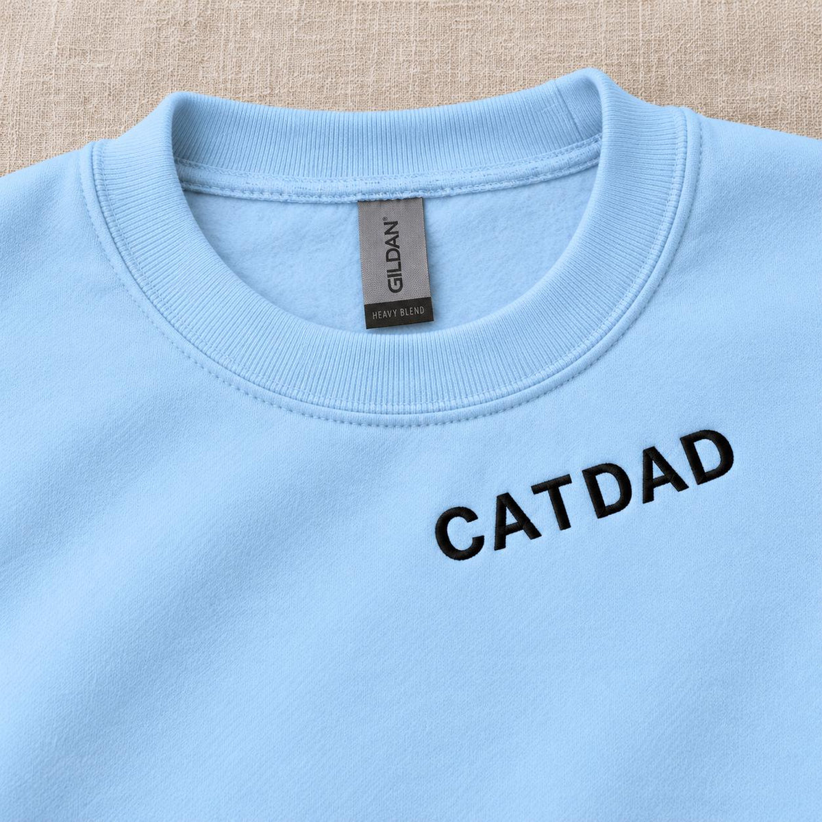 Cat Dad Sweatshirt bestickt – Unisex Pullover mit kleinem Halsstick, Geschenk für Katzenpapa und Katzenfreund Haustierbesitzer Hundenamen