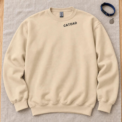 Cat Dad Sweatshirt bestickt – Unisex Pullover mit kleinem Halsstick, Geschenk für Katzenpapa und Katzenfreund Haustierbesitzer Hundenamen