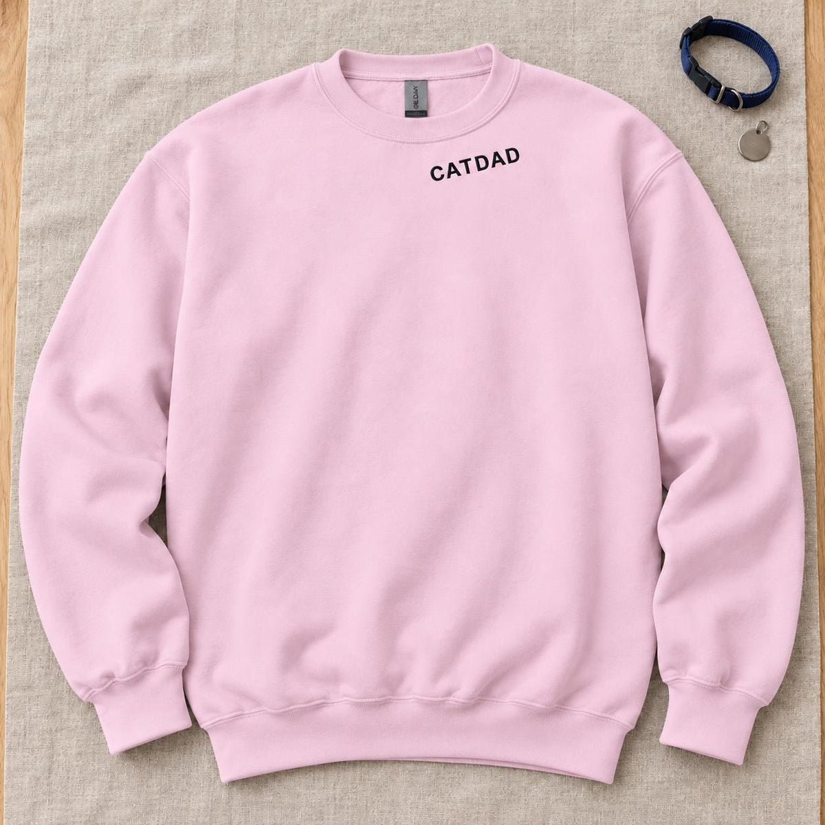Cat Dad Sweatshirt bestickt – Unisex Pullover mit kleinem Halsstick, Geschenk für Katzenpapa und Katzenfreund Haustierbesitzer Hundenamen