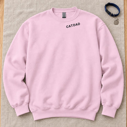 Cat Dad Sweatshirt bestickt – Unisex Pullover mit kleinem Halsstick, Geschenk für Katzenpapa und Katzenfreund Haustierbesitzer Hundenamen