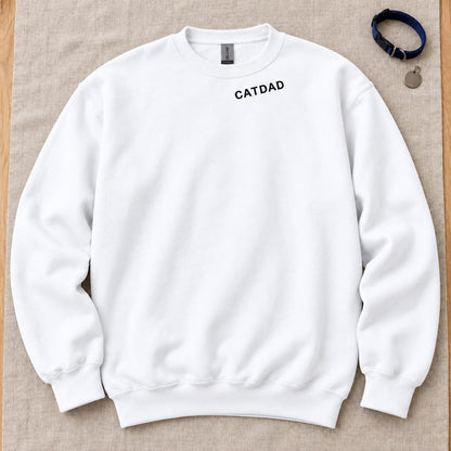 Cat Dad Sweatshirt bestickt – Unisex Pullover mit kleinem Halsstick, Geschenk für Katzenpapa und Katzenfreund Haustierbesitzer Hundenamen