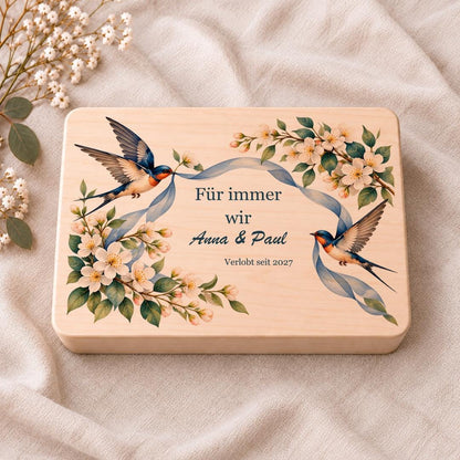 Verlobung Geschenk für Paar personalisiert | Erinnerungskiste mit Namen und Datum | Holzbox Schwalben Blüten | Für immer wir
