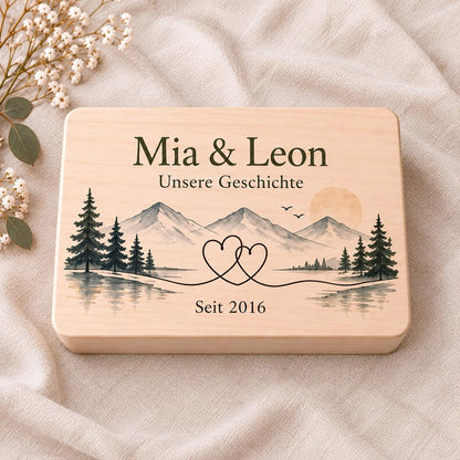 Jahrestag Erinnerungskiste personalisiert mit Namen | Berge und Herzen | Valentinstag Geschenk für Partner | Holzbox für Paare Hochzeitstag