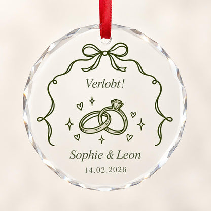 Verlobung Glasornament personalisiert mit Namen und Datum – Ringe und Schleife als Doodle, Geschenk für Verlobte, Paare, Weihnachtsanhänger
