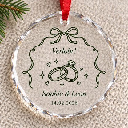 Verlobung Glasornament personalisiert mit Namen und Datum – Ringe und Schleife als Doodle, Geschenk für Verlobte, Paare, Weihnachtsanhänger