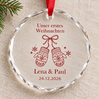 Erstes Weihnachten Glasornament personalisiert mit Namen und Datum – Handschuh-Motiv, Geschenk für Paare, Ehepaar und frisch Verliebte
