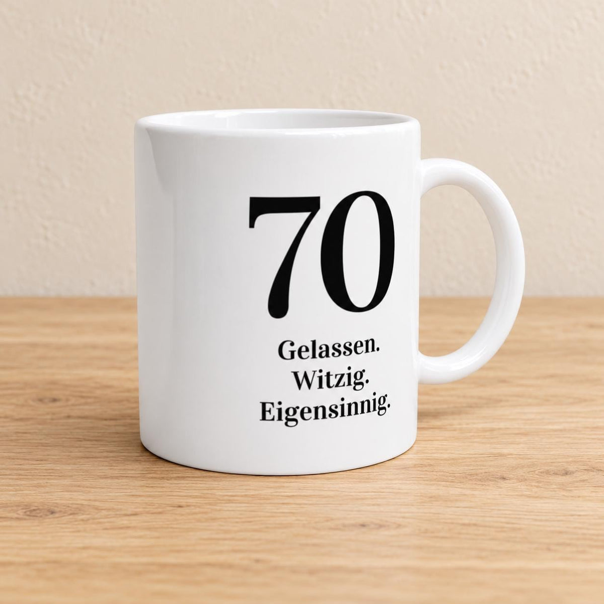 70 Geburtstag Tasse | Gelassen. Witzig. Eigensinnig. | Lustiges Geschenk Siebzigster | Personalisierbar Keramik Kaffeebecher Wunschalter