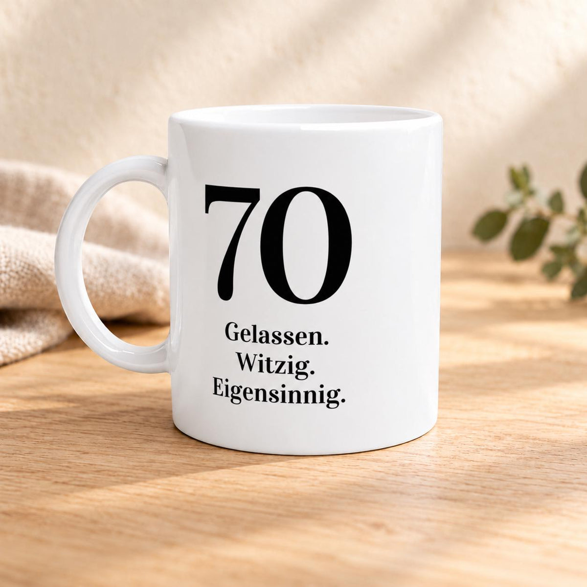 70 Geburtstag Tasse | Gelassen. Witzig. Eigensinnig. | Lustiges Geschenk Siebzigster | Personalisierbar Keramik Kaffeebecher Wunschalter