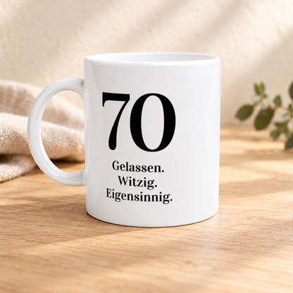 70 Geburtstag Tasse | Gelassen. Witzig. Eigensinnig. | Lustiges Geschenk Siebzigster | Personalisierbar Keramik Kaffeebecher Wunschalter