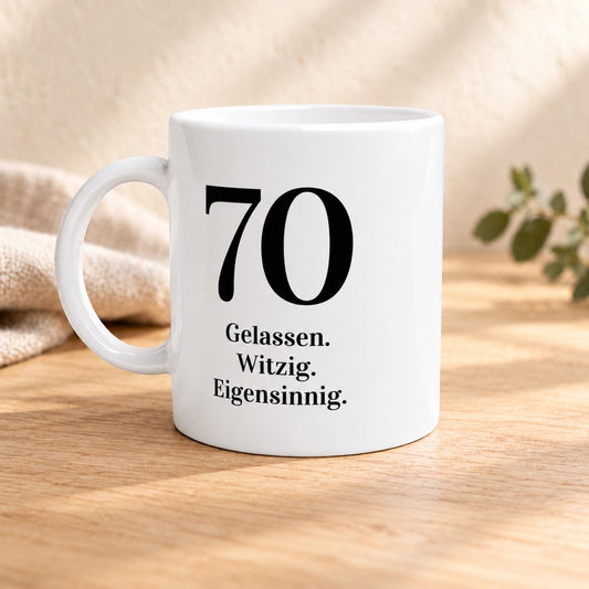 70 Geburtstag Tasse | Gelassen. Witzig. Eigensinnig. | Lustiges Geschenk Siebzigster | Personalisierbar Keramik Kaffeebecher Wunschalter