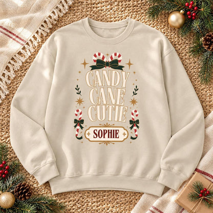 Personalisierter Weihnachtspullover Candy Cane Cutie mit Name | Retro Familien Partnerlook Advent Weihnachtsfoto Geschenk Damen Kinder Fotos