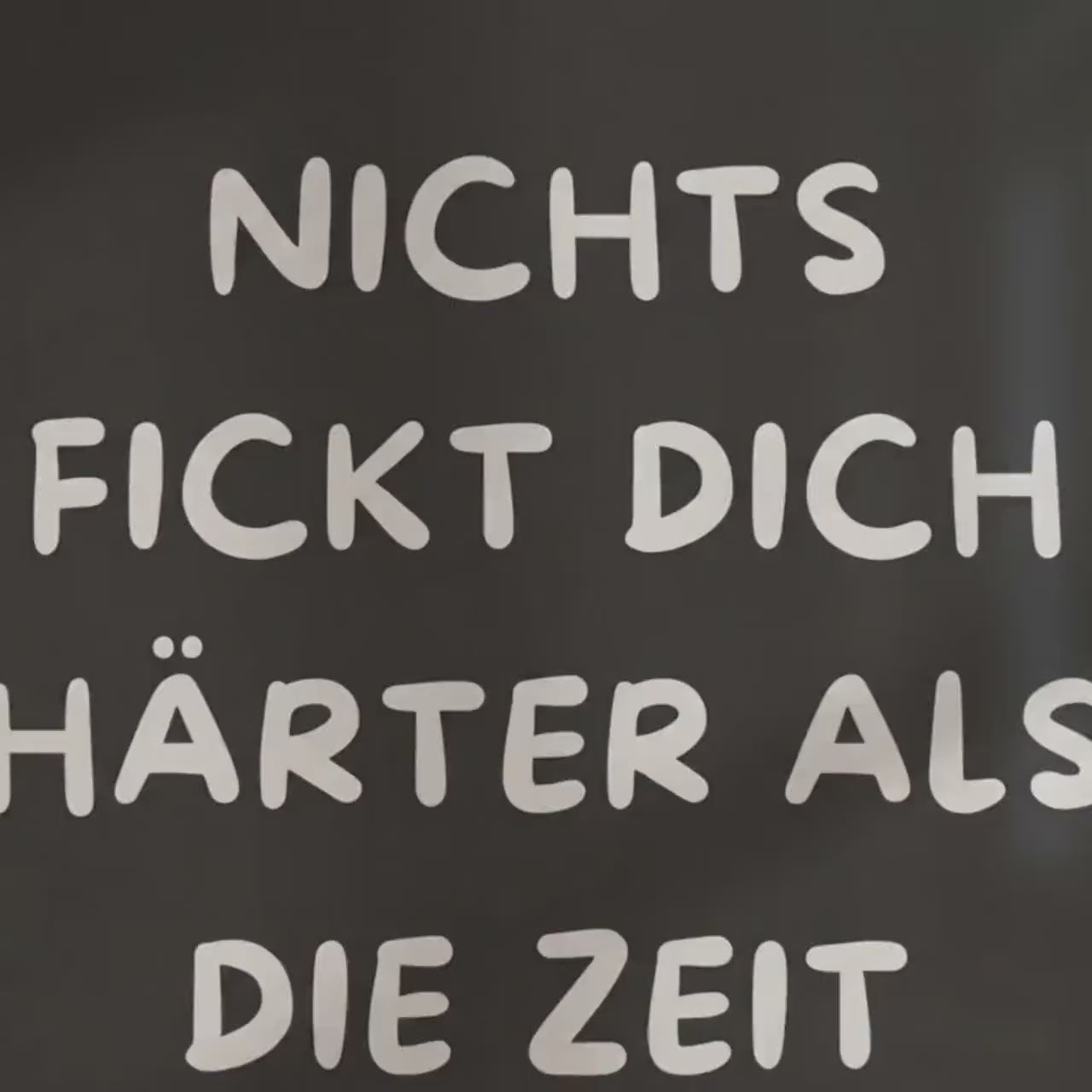 Nichts Fickt Dich Härter Als Die Zeit Poster | Lustiger Spruch | Motivation | Typografie Wandbild | Geschenk Idee Typografie Älter werden