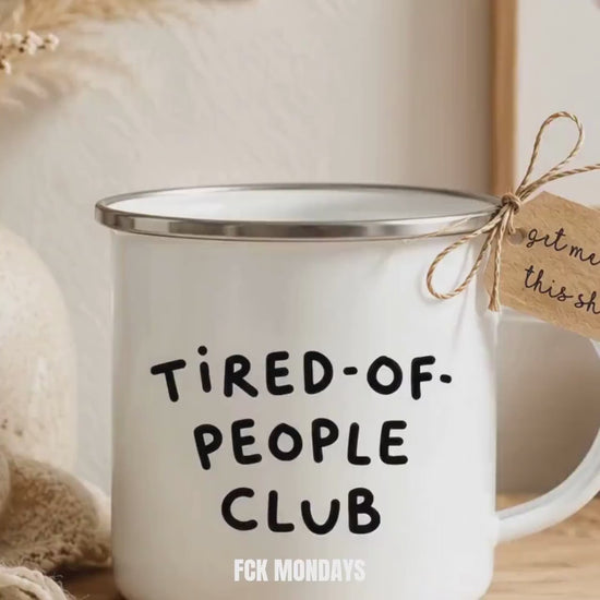 Tired-Of-Small-Talk Club Emaille Tasse | Introvertierter Becher | Lustiges Geschenk für Kollegin | Retro Kaffee Becher für Introverte Büro