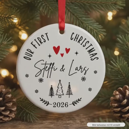 Personalisierter Weihnachtsanhänger für Paare & Familie, Our First Christmas Ornament 2026, Keramik Baumschmuck mit Namen Geschenk Idee
