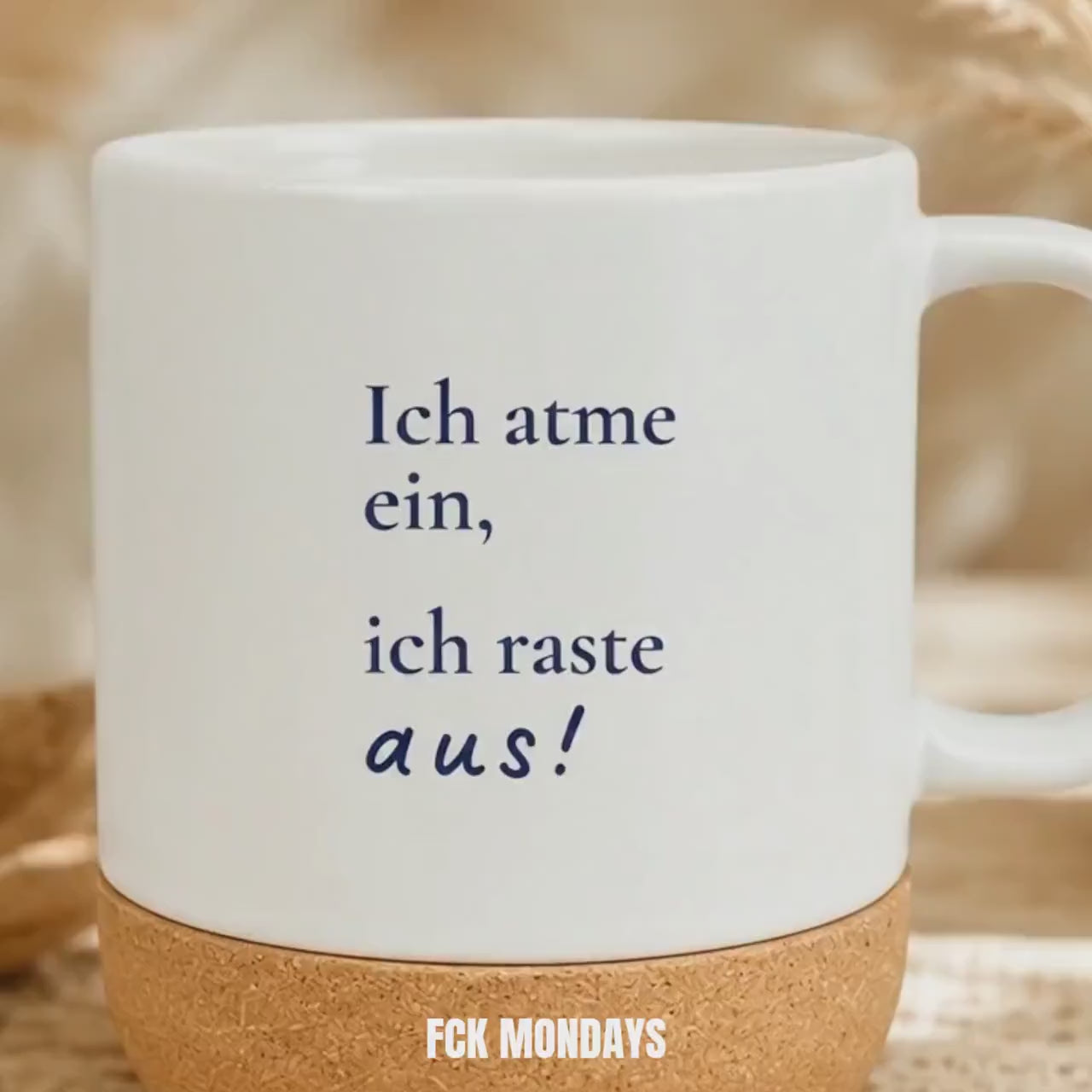 Lustige Kork-Tasse mit dem Spruch „Ich atme ein, ich raste aus!“. Humorvolle Geschenkidee für Büro, Homeoffice, Yoga und Mental Health Fans