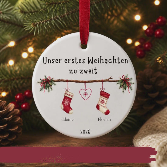 Personalisiertes Weihnachtsanhänger Familie zwei köpfig, Tannenbaum Dekoration, Ornament, Keramik  Baby, Namen & Jahr 2026 Christbaumschmuck