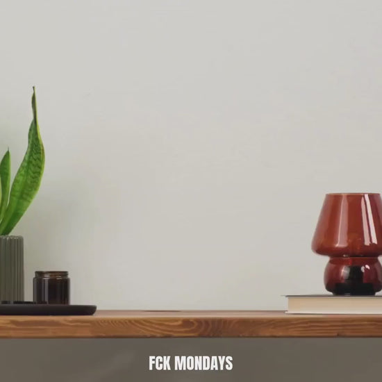 Lustiges Sarkasmus Poster | Körper & Finanzen Spruch | Humor Wandbild Deutsch | Rosa Typografie Poster | Geschenk Freundin Büro WG Deko