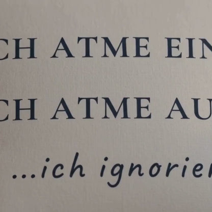 Ich atme ein, ich atme aus, ich ignoriere Kissen | Lustiges Achtsamkeits Kissen | Mental Health Deko | Büro Humor Yoga Geschenkidee 40x40cm
